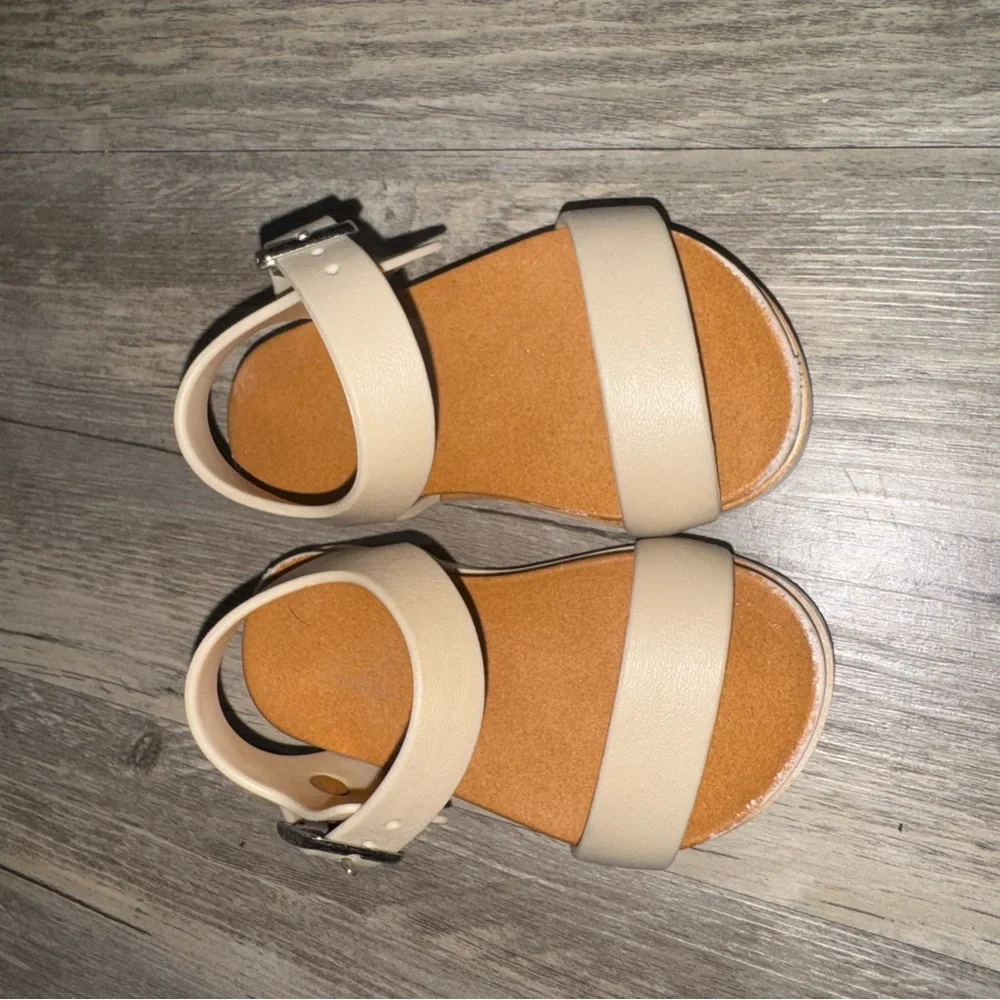☀️6/$20☀️ Kids Beige Buckle Sandals